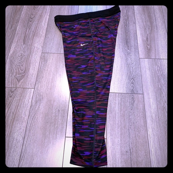 Nike Pants - Woman’s Nike Dri-Fit Camo Crop (M)